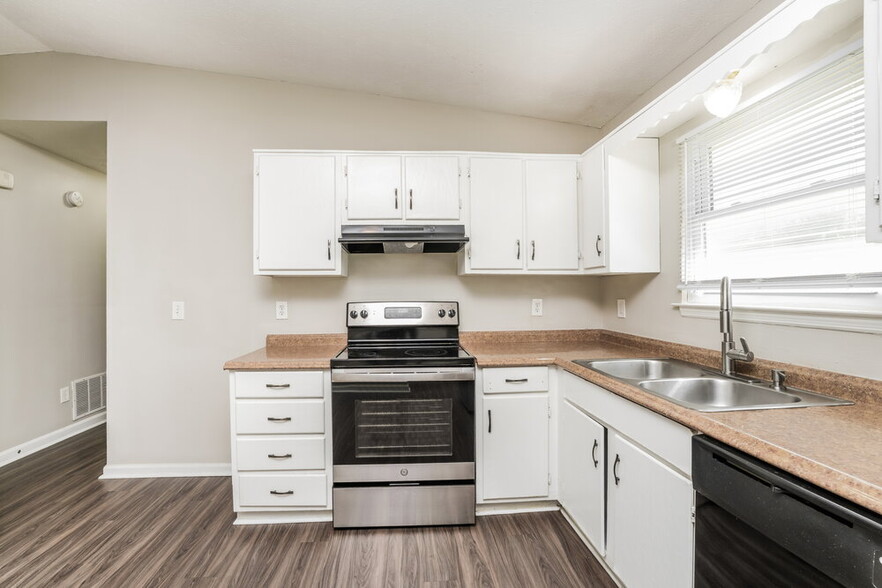 Building Photo - 2098 Drake Ct