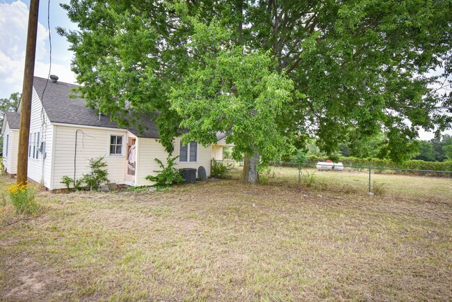 Building Photo - 2 Bedroom 1 Bath On Acreage in Lindale ISD!