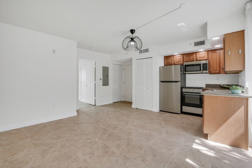 Building Photo - 630 85th St