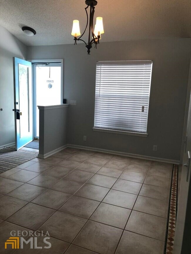 Building Photo - 304 McQueen Cir