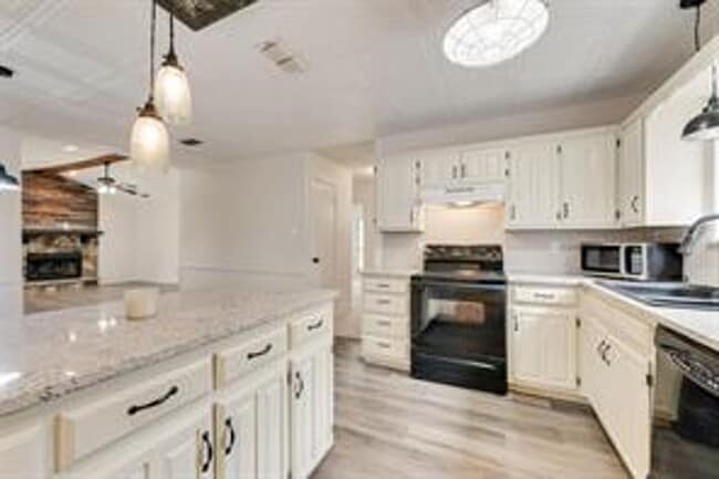 Building Photo - Charming Rowlett Retreat: Updated and Move in Ready