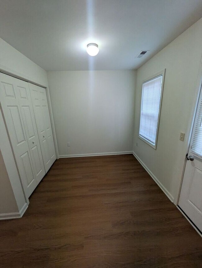 Building Photo - 2BD/1.5BA Townhome in Strawberry Patch Complex of Hickory