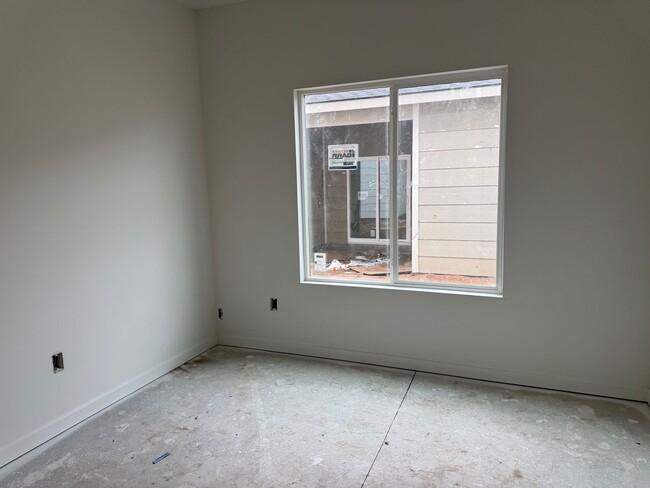 Building Photo - Elevated 4 Bedroom 2 Bathrooms near St. Te...