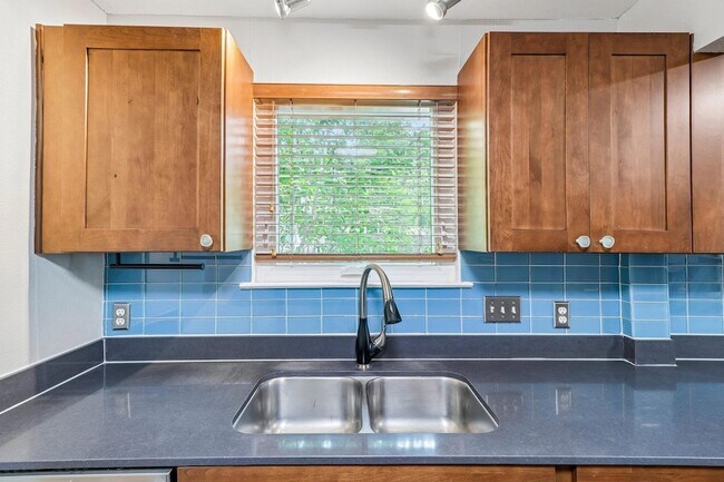 Building Photo - 4315 Bellvue Ave