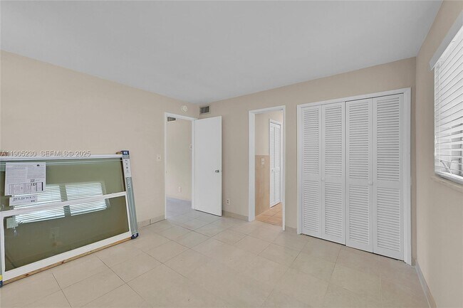 Building Photo - 3217 NE 11th St