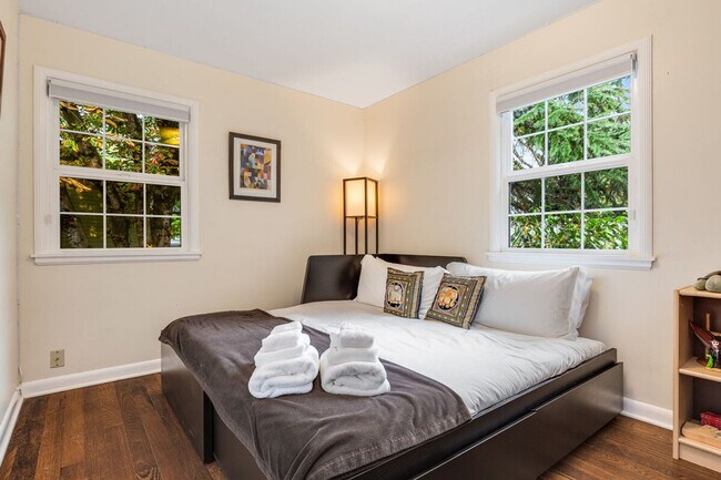 Building Photo - 3177 NE 84th St