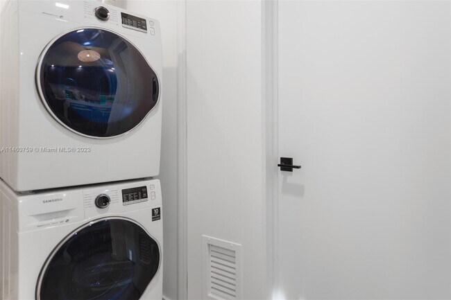 Building Photo - 227 NE 2nd St