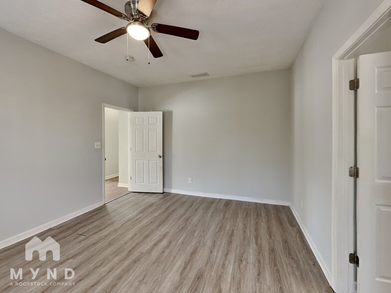 Building Photo - 560 Meadowbrook Dr