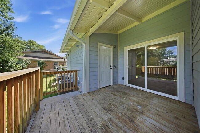 Building Photo - 5005 Cottonwood Cir