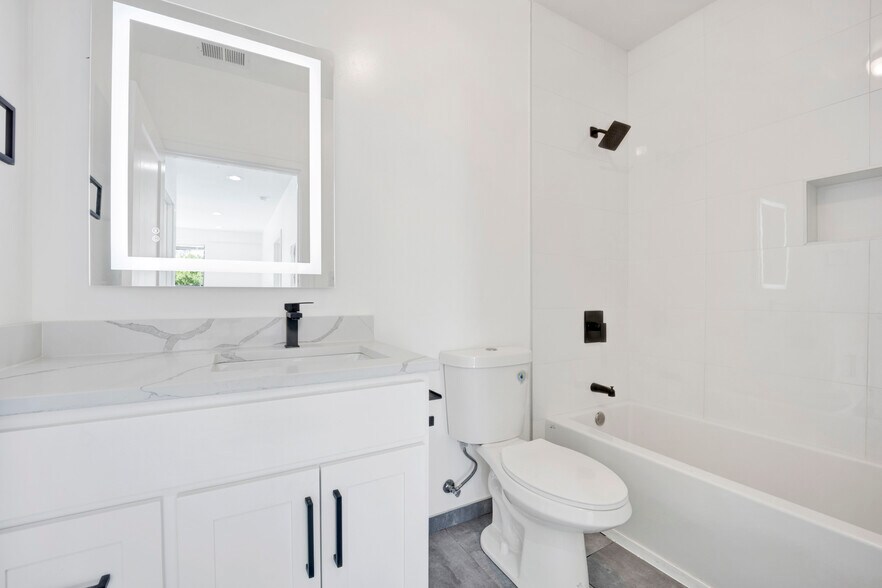 Building Photo - 4350 W Lawrence Ave