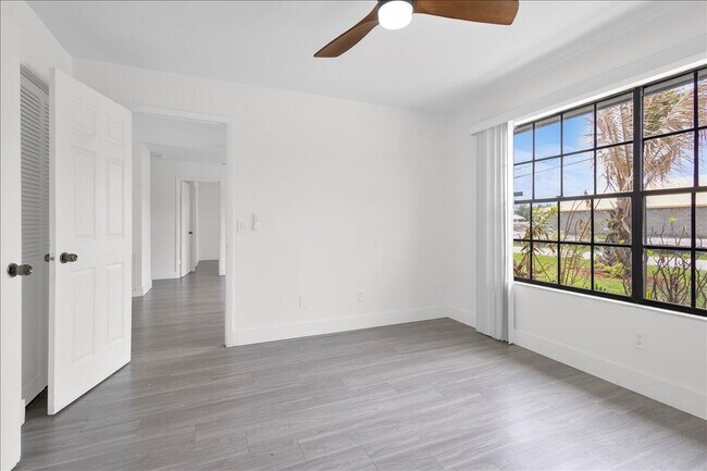 Building Photo - 841 NW Riverside Dr