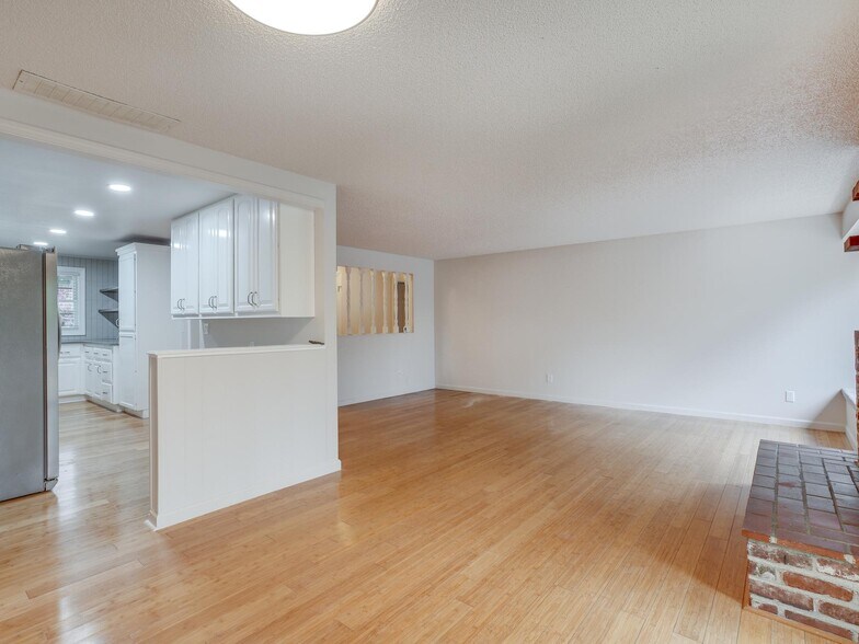 Building Photo - 3902 NE 135th Ave