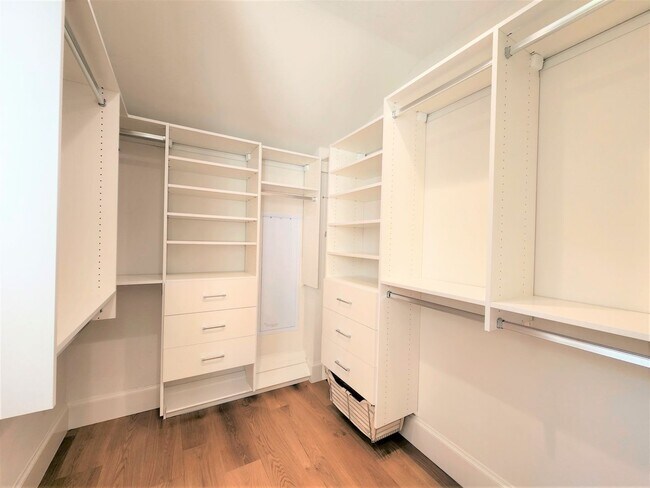 Building Photo - Updated Home Available in Downtown Palo Alto available first week of September!