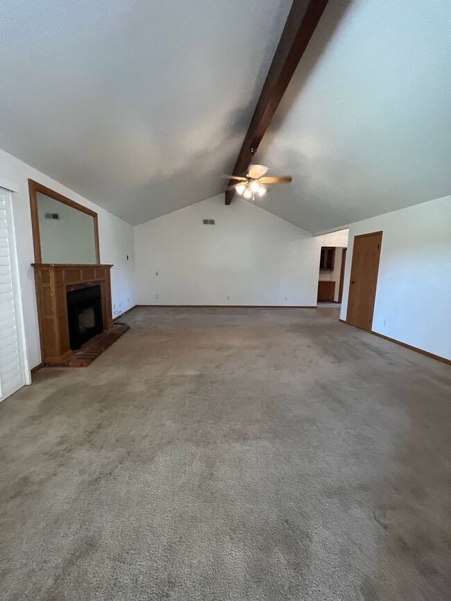 Building Photo - Discover the Jewel of Madera 4-bedroom 3-bath