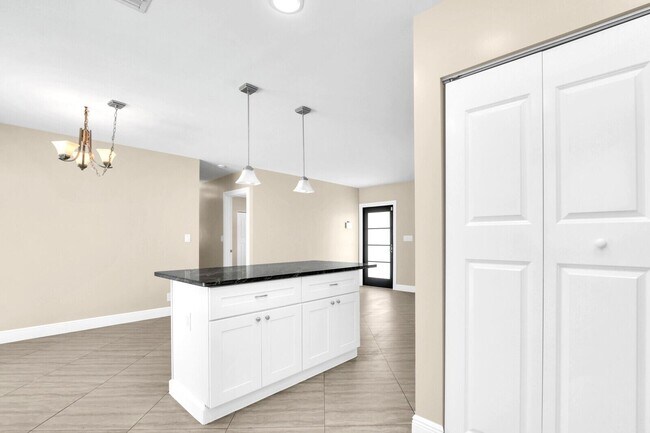 Building Photo - 105 Palamino Cir