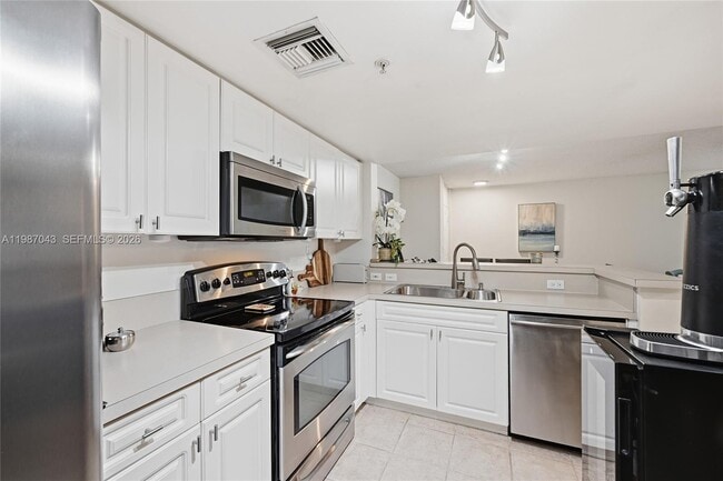 Building Photo - 520 SE 5 Ave