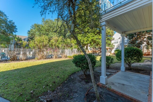 Building Photo - First Floor Oaks Unit!