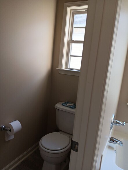 Master bathroom (4) - 1007 Meriweather Dr