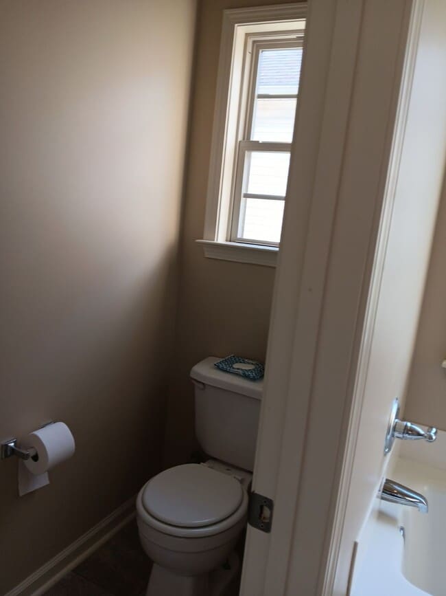Master bathroom (4) - 1007 Meriweather Dr