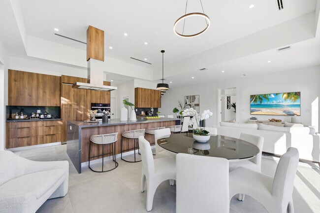 Building Photo - 1308 Avocado Isle