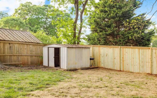 Building Photo - Cozy 3/2 Updated Home in Greenville Available Now!