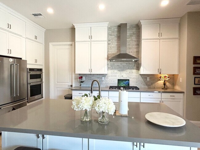 Building Photo - Luxury 55+ Executive Home- Fully Furnished