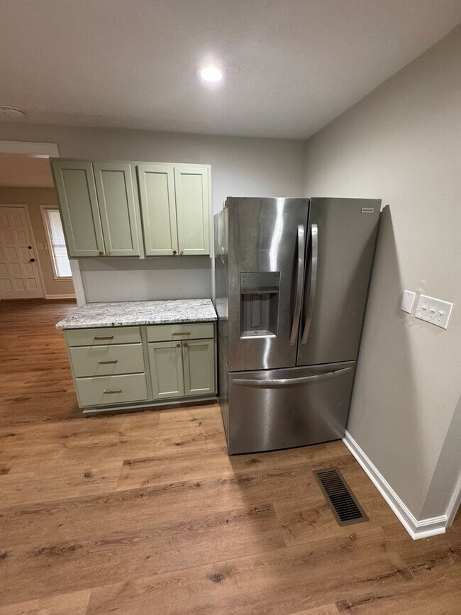 Building Photo - Handsome East Side Home