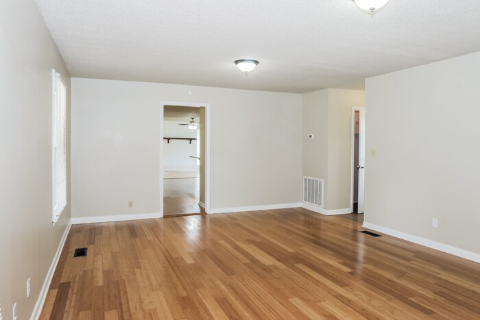 Building Photo - 203 Bumblebee Dr