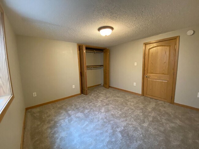 Building Photo - 4 Bedroom Townhome by Moorhead High School!