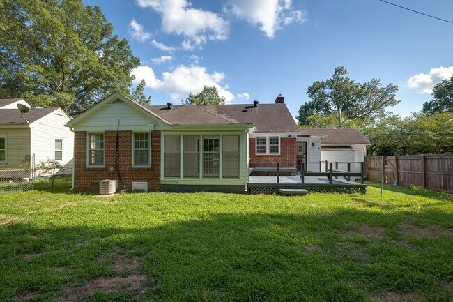 Building Photo - 2056 Jackson Ave