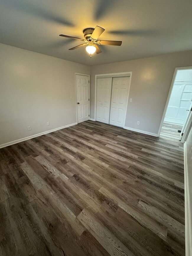 Building Photo - 3 bed & 2 bath in Saks! $200 off first months rent!