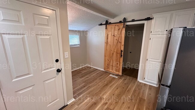 Building Photo - $1300 - 3 bed 1 bath Beautiful single fami...