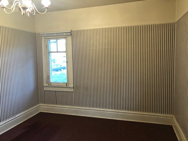 Building Photo - Large 4 bed/2 bath Farm House on River Rd.