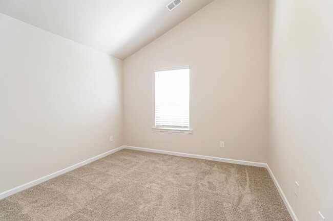Building Photo - Beautiful 4BR 3.5BA Townhome w/ Full Appliance Kitchen Garage Parking in University