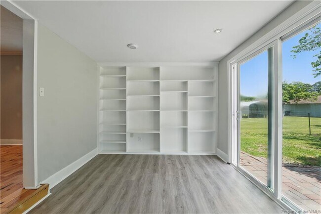 Building Photo - 3127 N Riverside Dr