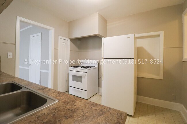 Building Photo - Beautifully Redone 1 Bedroom Duplex! Available for Immediate Move in!
