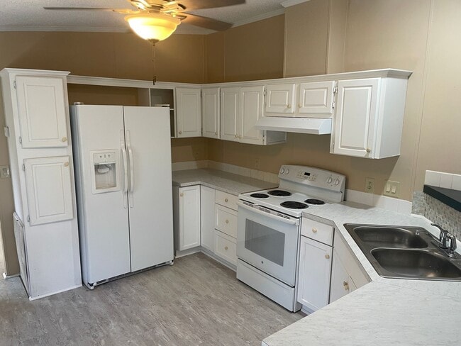 Building Photo - 3/2 Manufactured Home in the Country.