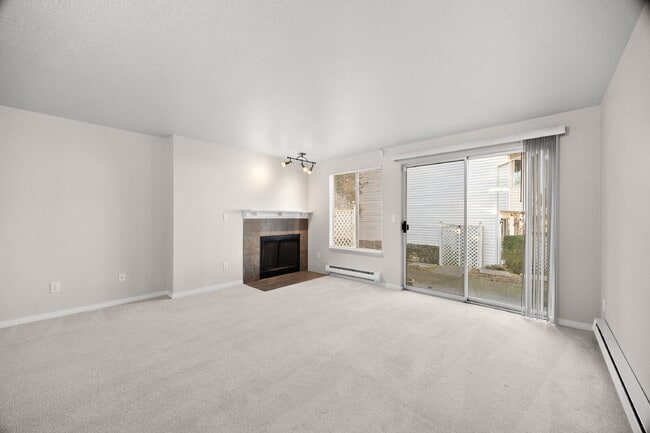 Building Photo - TOWNHOUSE IN KENT! Two story condo/townhouse 2 bedroom 1.5 bathroom TOWNHOUSE in Kent at Colonial...