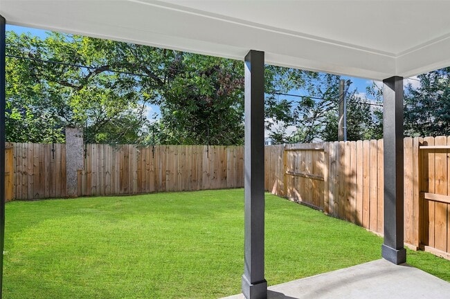 Building Photo - 1071 St Clair St