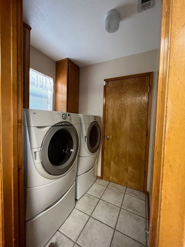 Building Photo - Beautiful 3 bedroom 2 bathroom home in Apple Valley Available now!!