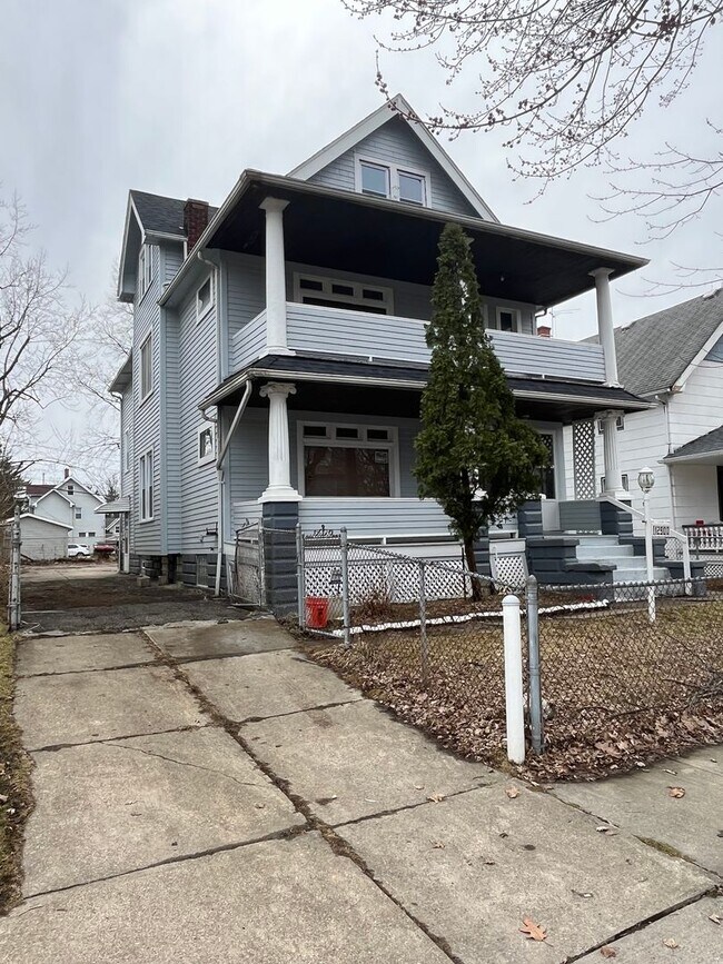 Building Photo - 2 bedroom/1 bath (upper unit)- 1ST MONTH FREE IF LEASE SIGNED BY 10/15