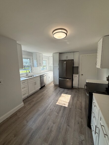 Building Photo - 485 Birnie Ave
