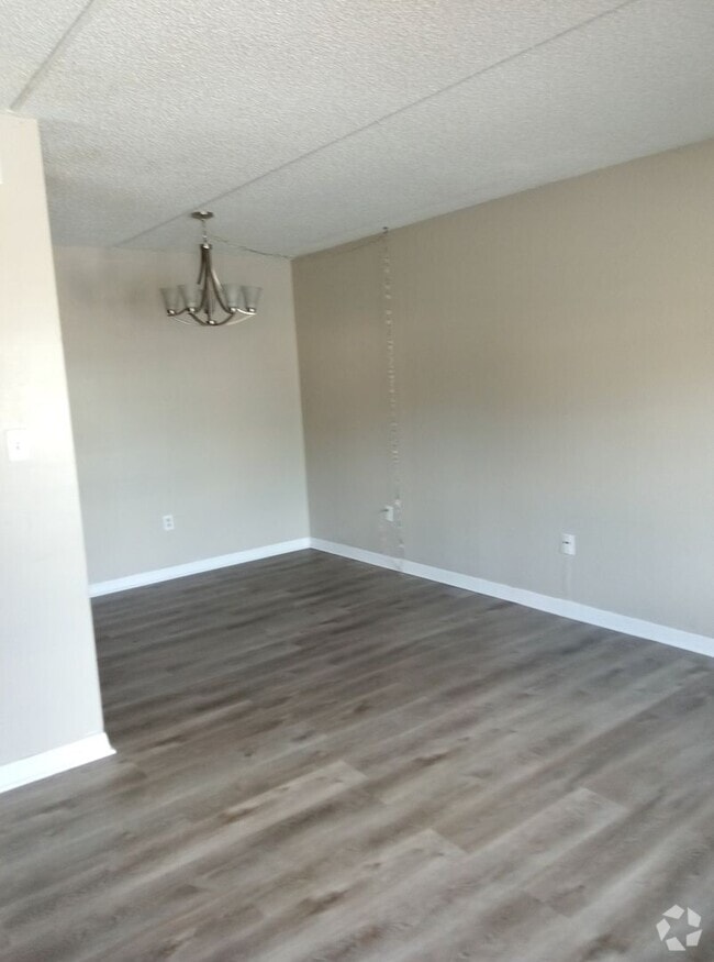 Building Photo - Gated Community First Floor 1/1.5 Apartmen...