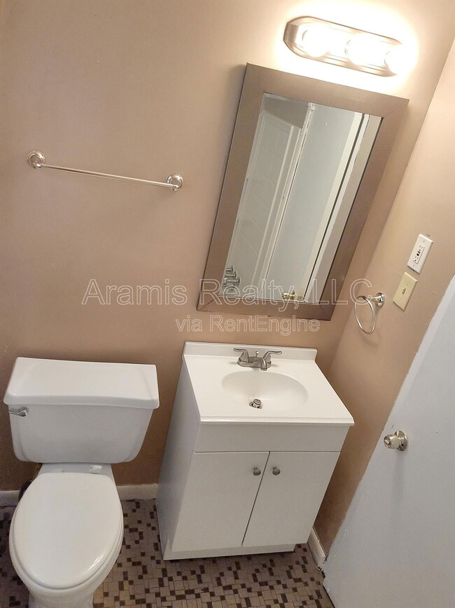 Building Photo - 2642 Santa Monica Dr NW