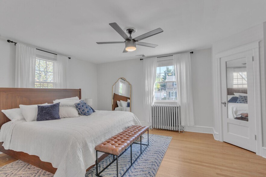 Primary Bedroom with King Sz Bed and Ensuite Bathroom. Double Mirrored Closets. - 2314 Bryn Mawr Ave