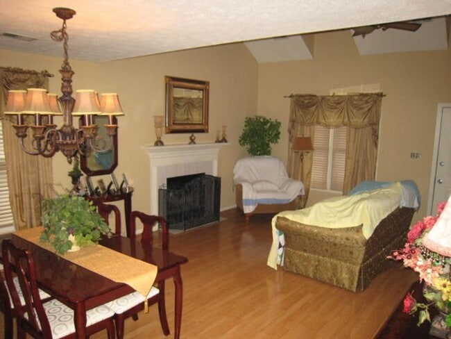 Building Photo - 2 bed + Bonus Room - Great School District...