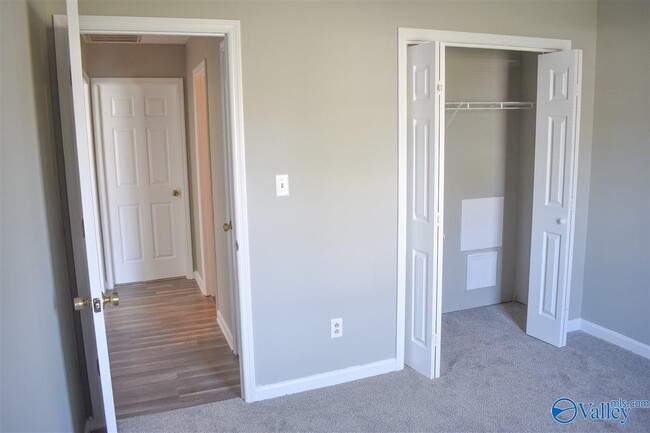 Building Photo - 105 Buttercup Ln