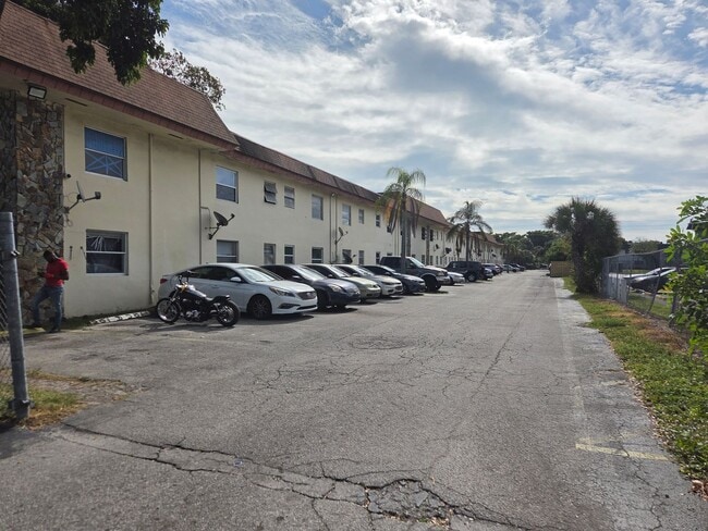 Building Photo - Large 1 Bed 1 Bath in Lauderdale Lakes