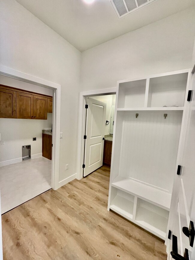 Building Photo - Beautiful Three Bedroom Home in Desert Cliffs