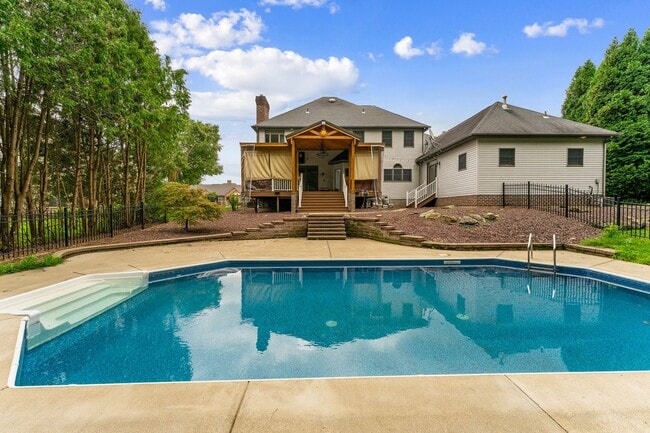 Building Photo - 652 Saddlebrook Dr